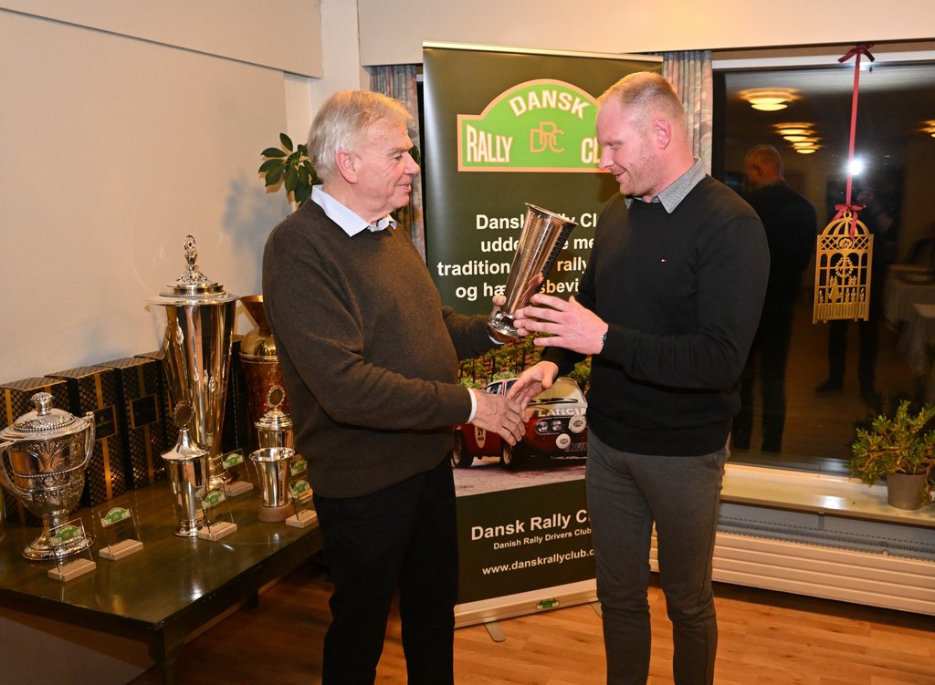 Kenneth Madsen modtog den traditionsrige og 71 år gamle Rallykørerpokal ved Dansk Rally Clubs årlige pokaloverrækkelse den 12. marts 2025
(Foto: Per Vilslev)